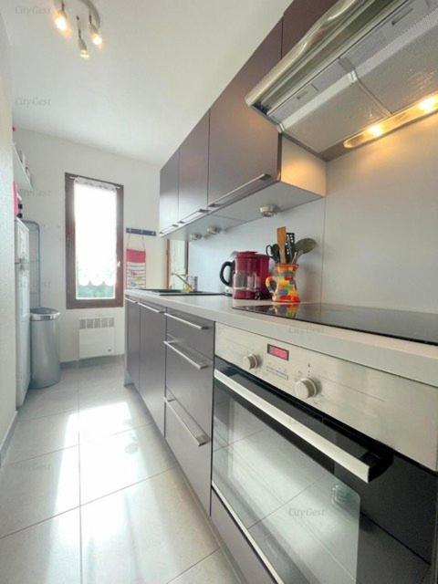 4pa109 F2 Avec Piscine Parking Et Cours De Tennis *